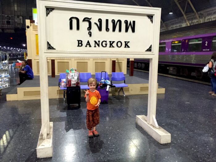 Bahhof Bangkok mit Kind