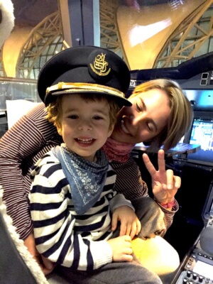 Flugzeug Cockpit mit Kind
